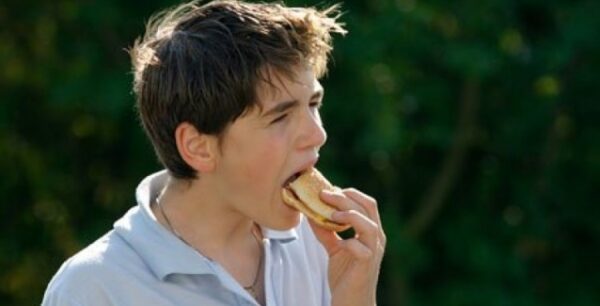 Σοκαριστικό βίντεο: Δείτε πώς γίνεται ένα μπέργκερ στο στομάχι μας