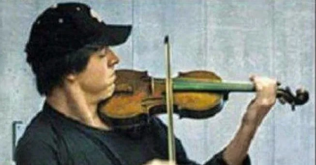 Οι περισσότεροι περαστικοί αγνόησαν αυτόν τον άντρα. Έχασαν έτσι κάτι πολύ εξαιρετικό (VIDEO)