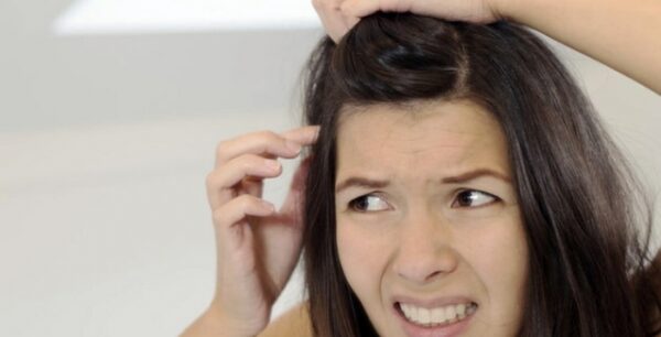 Πόσο κακό είναι να τραβάμε τις άσπρες τρίχες από τα μαλλιά