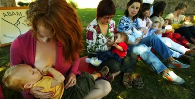 UNICEF: Ο θηλασμός θα μπορούσε να σώσει πάνω από 820.000 παιδιά