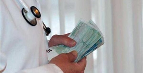 Συνελήφθη για «φακελάκι» χειρούργος ωτορινολαρυγγολόγος