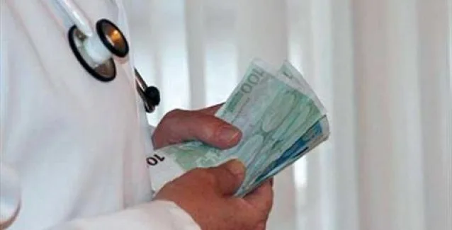 Συνελήφθη για «φακελάκι» χειρούργος ωτορινολαρυγγολόγος