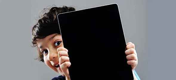 Τablet και κινητά: Τι συνιστούν οι παιδίατροι τους γονείς