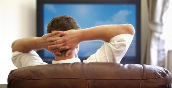 Η αρνητική επίδραση του “συνδρόμου του καναπέ” στην υγεία ενηλίκων κι ανηλίκων