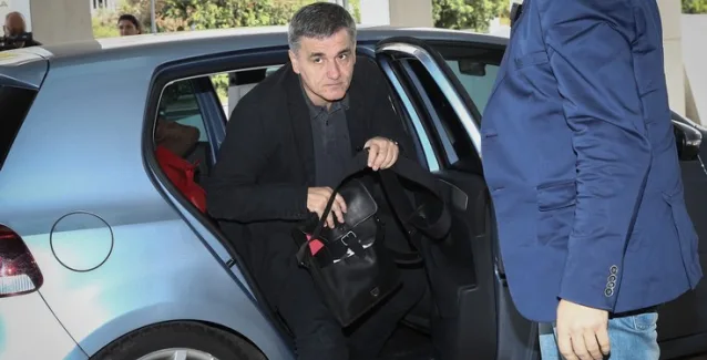 Σε εξέλιξη η συνάντηση Τσακαλώτου – Σόιμπλε