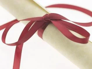 Το ΕΑΠ μειώνει τα δίδακτρα και παράλληλα ανανεώνεται