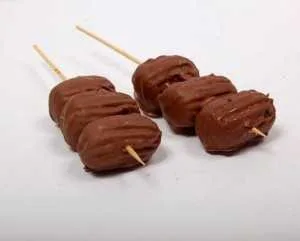 Μετά το μπουγατσάν έρχεται το σουβλάκι τουλουμπάκι – Δείτε το νέο γλυκό που έχει ξετρελάνει τη Βόρειο Ελλάδα (φωτο)