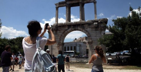 Βουτιά στα έσοδα από τον τουρισμό