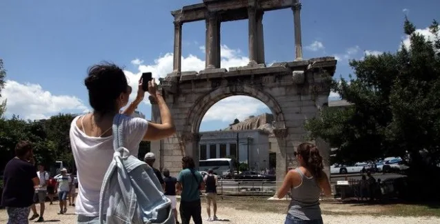 Βουτιά στα έσοδα από τον τουρισμό