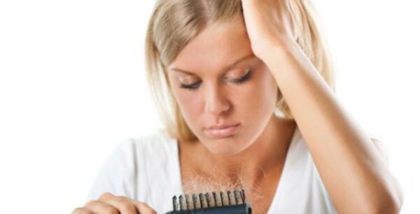 Τρεις ανήκουστοι λόγοι που έχετε τριχόπτωση