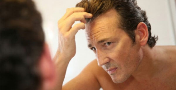 Έχετε τριχόπτωση; Δείτε τι μπορεί να φταίει