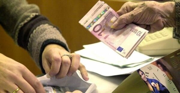 Ποιοι είναι οι 13 δήμοι που ξεκινούν το Ελάχιστο Εγγυημένο Εισόδημα – Οι προϋποθέσεις, τα ποσά & οι δικαιούχοι