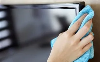 Πώς καθαρίζουμε λεκέδες από τηλεοράσεις και οθόνες υπολογιστών