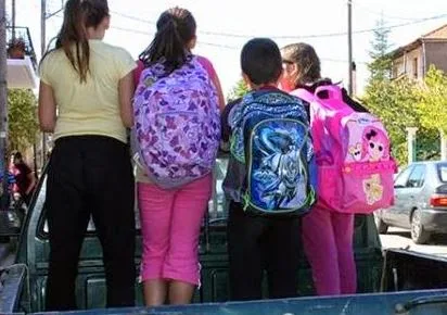 Μαθητές στοιβαγμένοι σε καρότσα για να πάνε στο σχολείο!