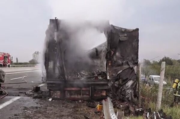 Βίντεο που κόβει την ανάσα – Η καμένη νταλίκα, αναποδογυρισμένοαυτοκίνητο και τρακαρισμένα ΙΧ [video]