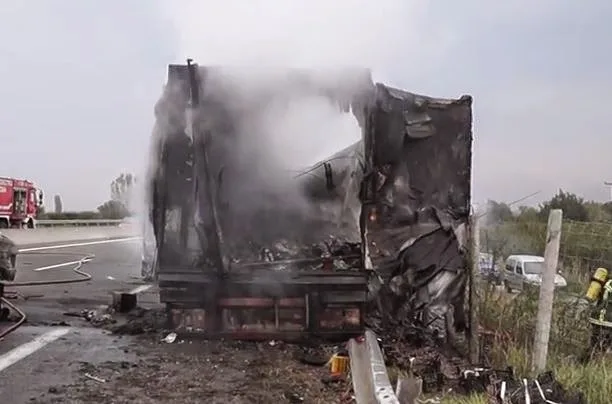 Βίντεο που κόβει την ανάσα – Η καμένη νταλίκα, αναποδογυρισμένοαυτοκίνητο και τρακαρισμένα ΙΧ [video]