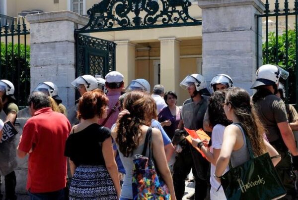 Επεισόδια μεταξύ ΜΑΤ και φοιτητών στο Πανεπιστήμιο Αθηνών – Παραμένει αποκλεισμένη η είσοδος της Πρυτανείας [photos]