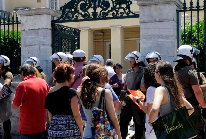 Επεισόδια μεταξύ ΜΑΤ και φοιτητών στο Πανεπιστήμιο Αθηνών – Παραμένει αποκλεισμένη η είσοδος της Πρυτανείας [photos]