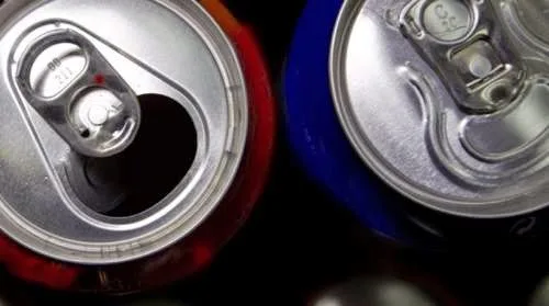 Τελικά τα αναψυκτικά δεν παχαίνουν, αλλά… Δείτε τι προκαλούν