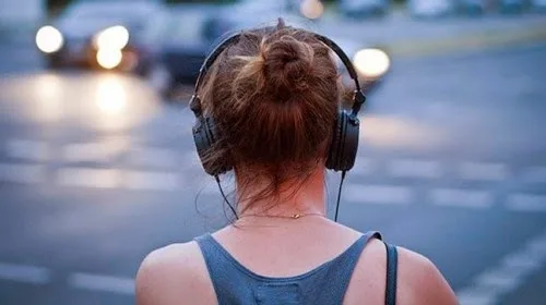 Ακούτε δυνατά μουσική; Σταματήστε να το κάνετε γιατί μπορεί να…