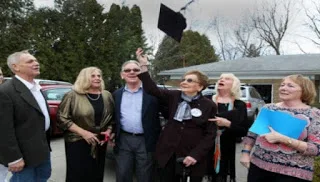 Ποτέ δεν είναι αργά: Πήρε το απολυτήριο Λυκείου στα 93 της!