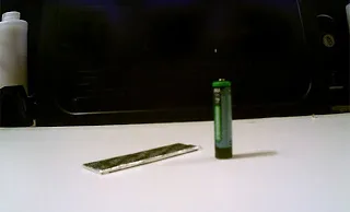 Πως να φτιάξετε έναν αναπτήρα από μια μπαταρία και ένα περιτύλιγμα τσίχλας [Video]