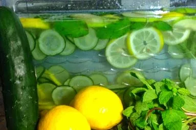 Γιατί πρέπει να πίνετε νερό με λεμόνι, αγγούρι και δυόσμο