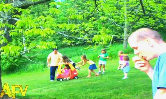 Μπαμπάς «super ήρωας» σε απίστευτη διάσωση της τελευταίας στιγμής [video]