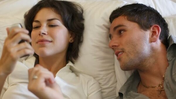 Κλείστε το κινητό σας μετά τις 9 το βράδυ!