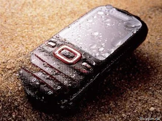 Έπεσε το κινητό σας τηλέφωνο στο νερό; Δείτε τι να κάνετε!