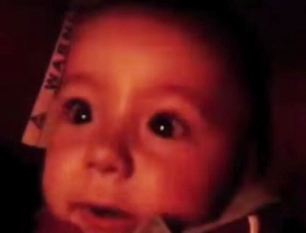 ΑΠΙΘΑΝΟ βίντεο: Πως αντιδρά ένα μωρό όταν περνά μέσα από τούνελ [video]