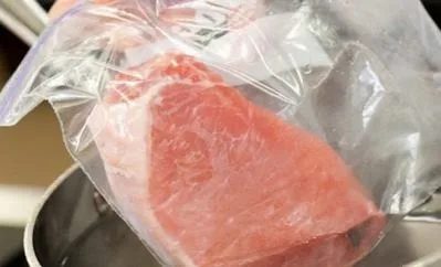 Ξεχάστε το φούρνο μικροκυμάτων: Αυτός είναι ο καλύτερος τρόπος για να ξεπαγώσετε το κρέας [video]