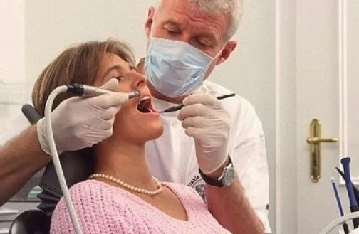 Αυτές είναι οι τροφές που καταστρέφουν τα δόντια και τα ούλα