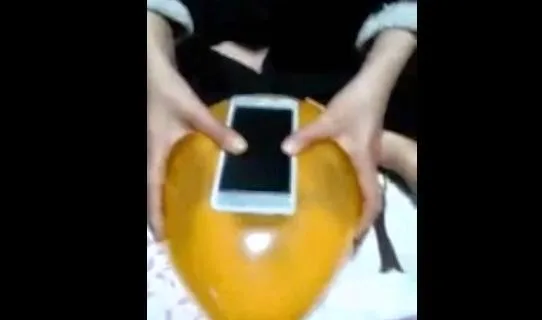 Τέλειο! Φτιάξτε θήκη από… μπαλόνι για τo κινητό σας σε 10 δευτερόλεπτα [video]