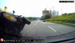 Το πιο περίεργο ατύχημα που έχετε δει [video]