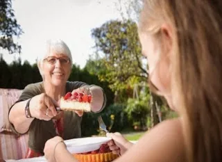 Τι πρέπει να κάνετε αν γιαγιά και παππούς αλλάζουν τις διατροφικές συνήθειες του παιδιού