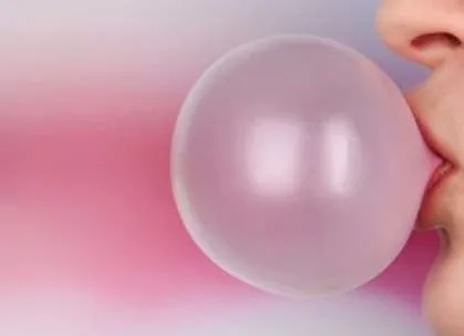 Δείτε τί συμβαίνει αν καταπιούμε τσίχλα