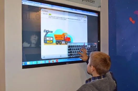 Το πρώτο δωρεάν οικουμενικό σχολείο αποκαλύπτει τα μυστικά της on line εκπαίδευσης