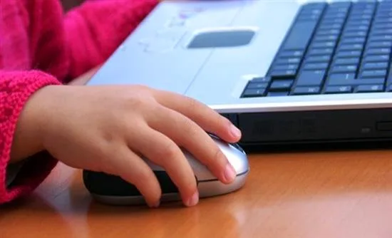 Ένας στους τέσσερις γονείς δεν ξέρει τι κάνει το παιδί του στο ίντερνετ