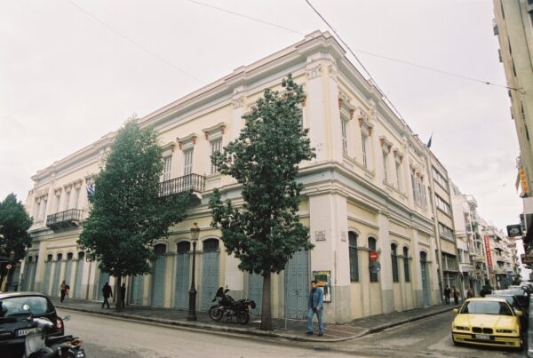 Μονιμοποίηση των σχολικών καθαριστριών θέλει ο Δήμος της Πάτρας