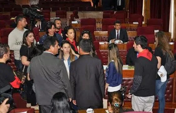 «Ντου» στη «Βουλή» του ψευδοκράτους από εκπαιδευτικούς