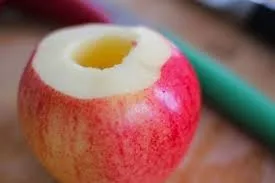 Ο πιο γρήγορος τρόπος να καθαρίσετε ένα μήλο! Θα ζηλέψετε και θα το κάνετε και εσείς… [video]