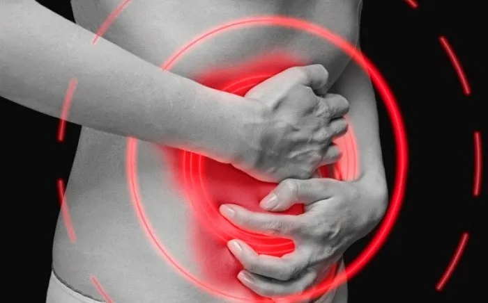Πόνος στην κοιλιά: Τι δείχνει όταν είναι δεξιά και τι όταν είναι αριστερά