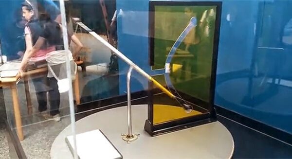 Πως μια ίσια ράβδος μπορεί να περάσει από μια καμπυλωτή τρύπα [video]