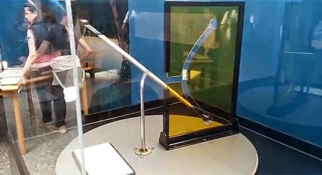 Πως μια ίσια ράβδος μπορεί να περάσει από μια καμπυλωτή τρύπα [video]