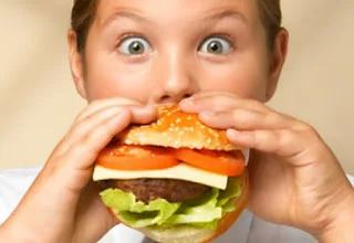 Δεν θα πιστεύετε πόσο γερνούν τον εγκέφαλο τα περιττά κιλά