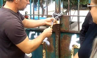 Γονείς έβαλαν «λουκέτο» σε σχολείο που θα φοιτήσουν προσφυγόπουλα