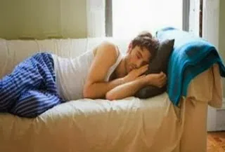 Το ήξερες; Γιατί τιναζόμαστε στον ύπνο μας; Μάθε που οφείλεται…