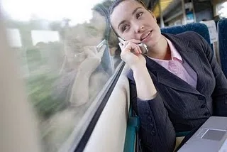 Γιατί δεν πρέπει να μιλάμε στο κινητό όταν είμαστε εν κίνηση