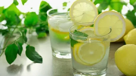 Γιατί είναι καλό να πίνουμε ζεστό νερό με λεμόνι το πρωί;